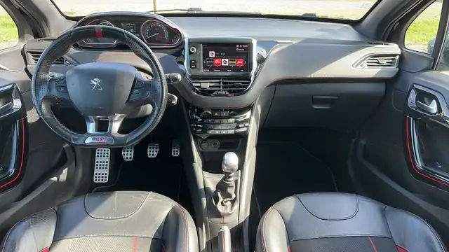 Peugeot 208 view 11