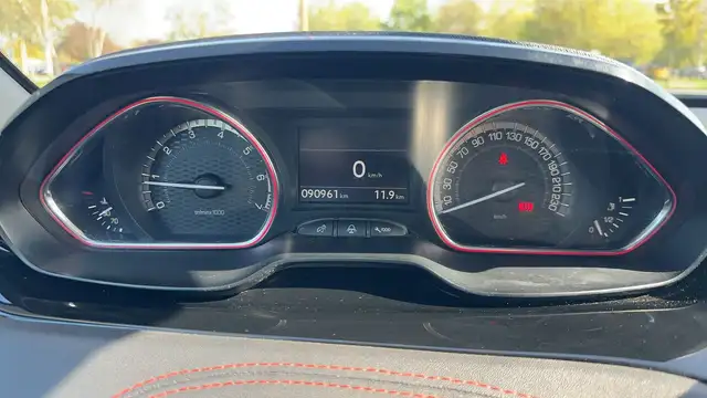 Peugeot 208 view 12