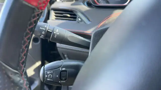 Peugeot 208 view 13