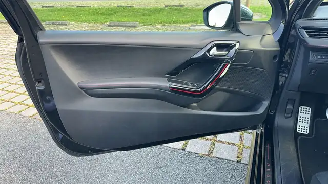 Peugeot 208 view 7