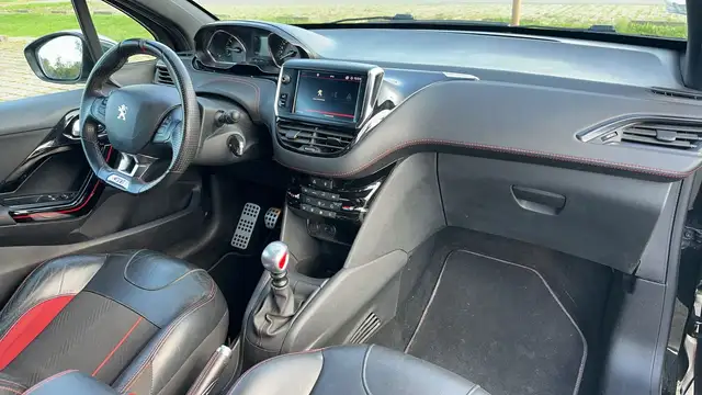 Peugeot 208 view 10