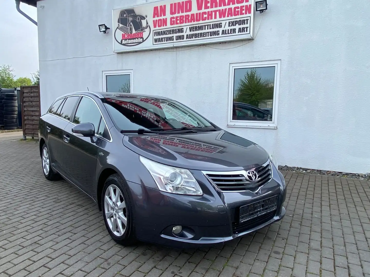 Toyota Avensis Kombi Executive 2.2 D-Cat/ 6-Gang/EURO-5 Gris - 1
