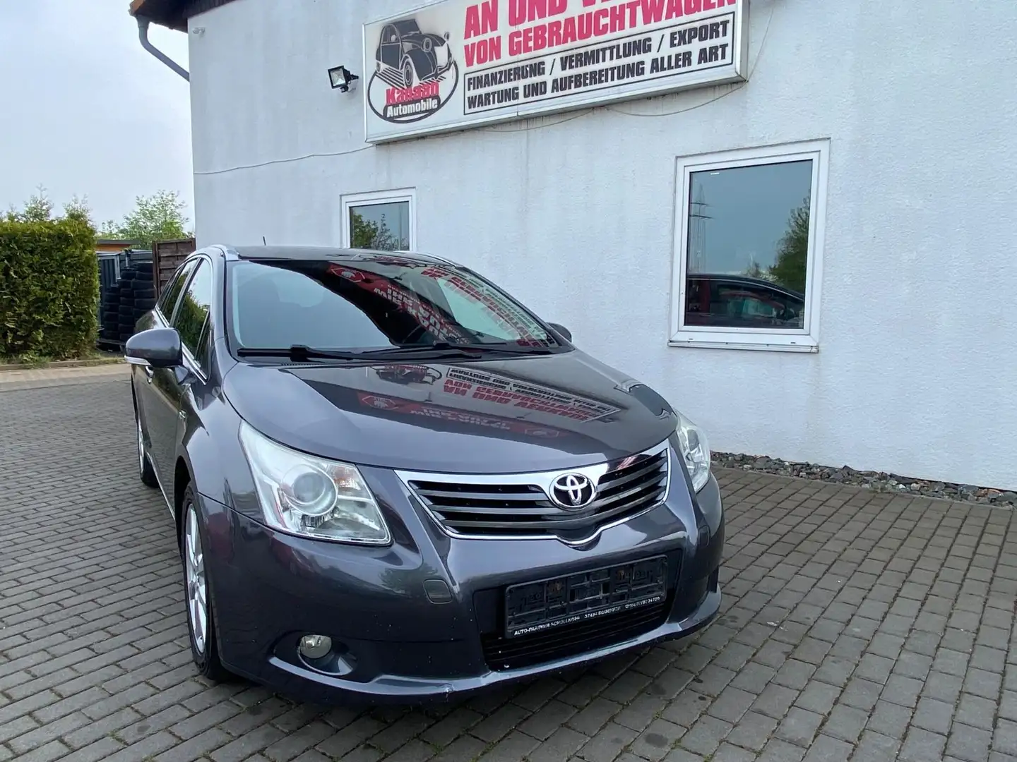 Toyota Avensis Kombi Executive 2.2 D-Cat/ 6-Gang/EURO-5 Gris - 2