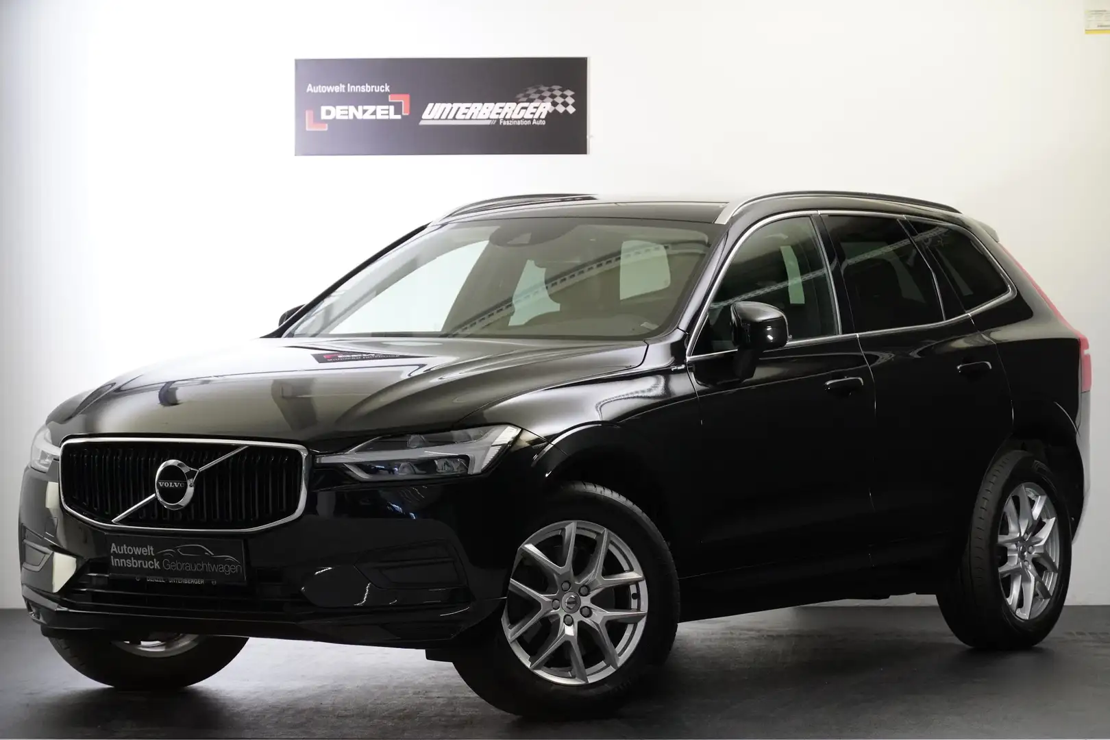 Volvo XC60 D4 Momentum AWD Geartronic Schwarz - 1