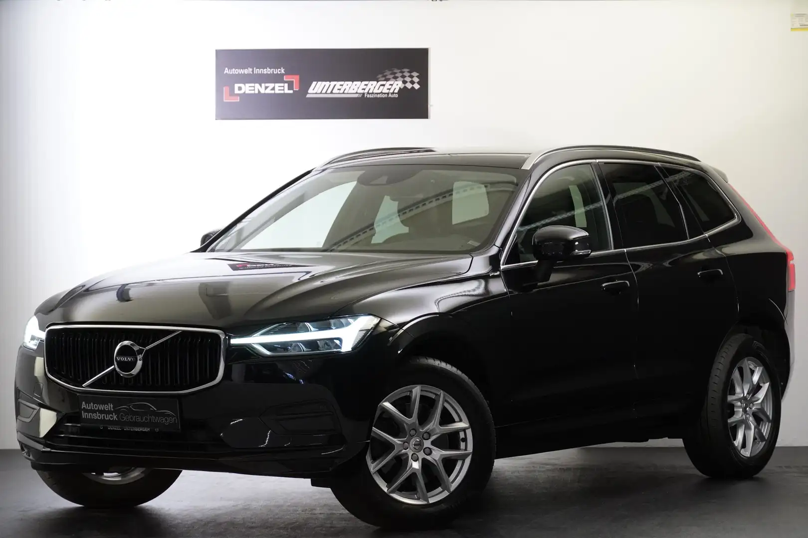 Volvo XC60 D4 Momentum AWD Geartronic Schwarz - 2