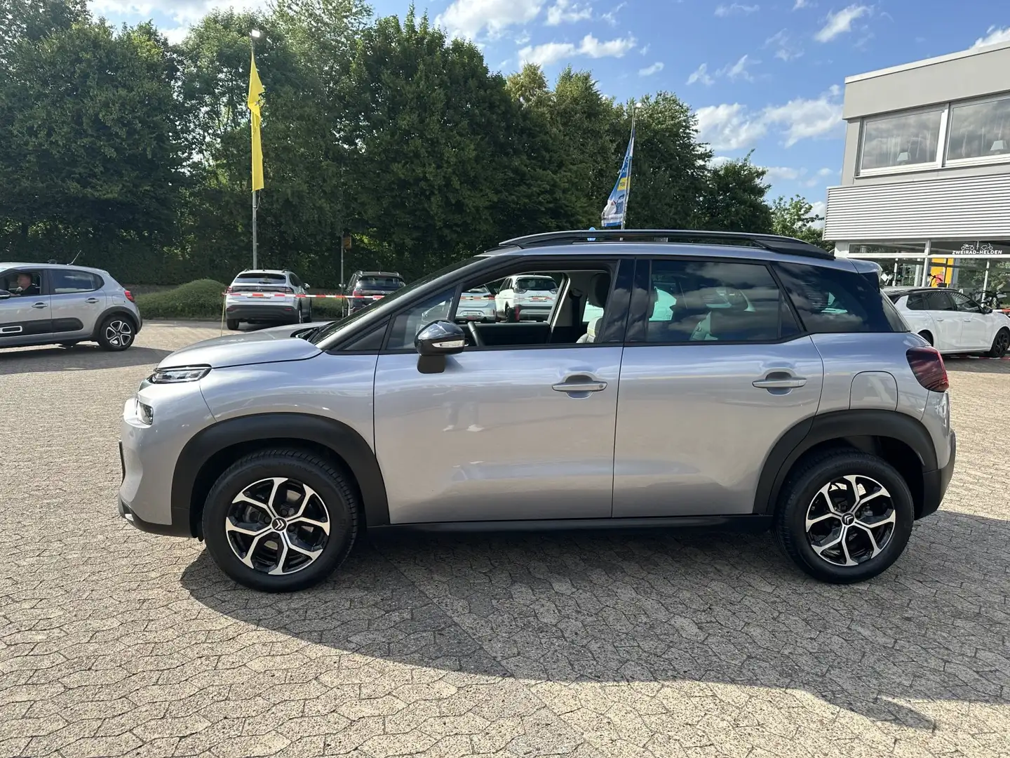 Citroen C3 Aircross 130 AT Plus NAV/HUD/SHZ/PDC/Alu17Zoll Grijs - 2