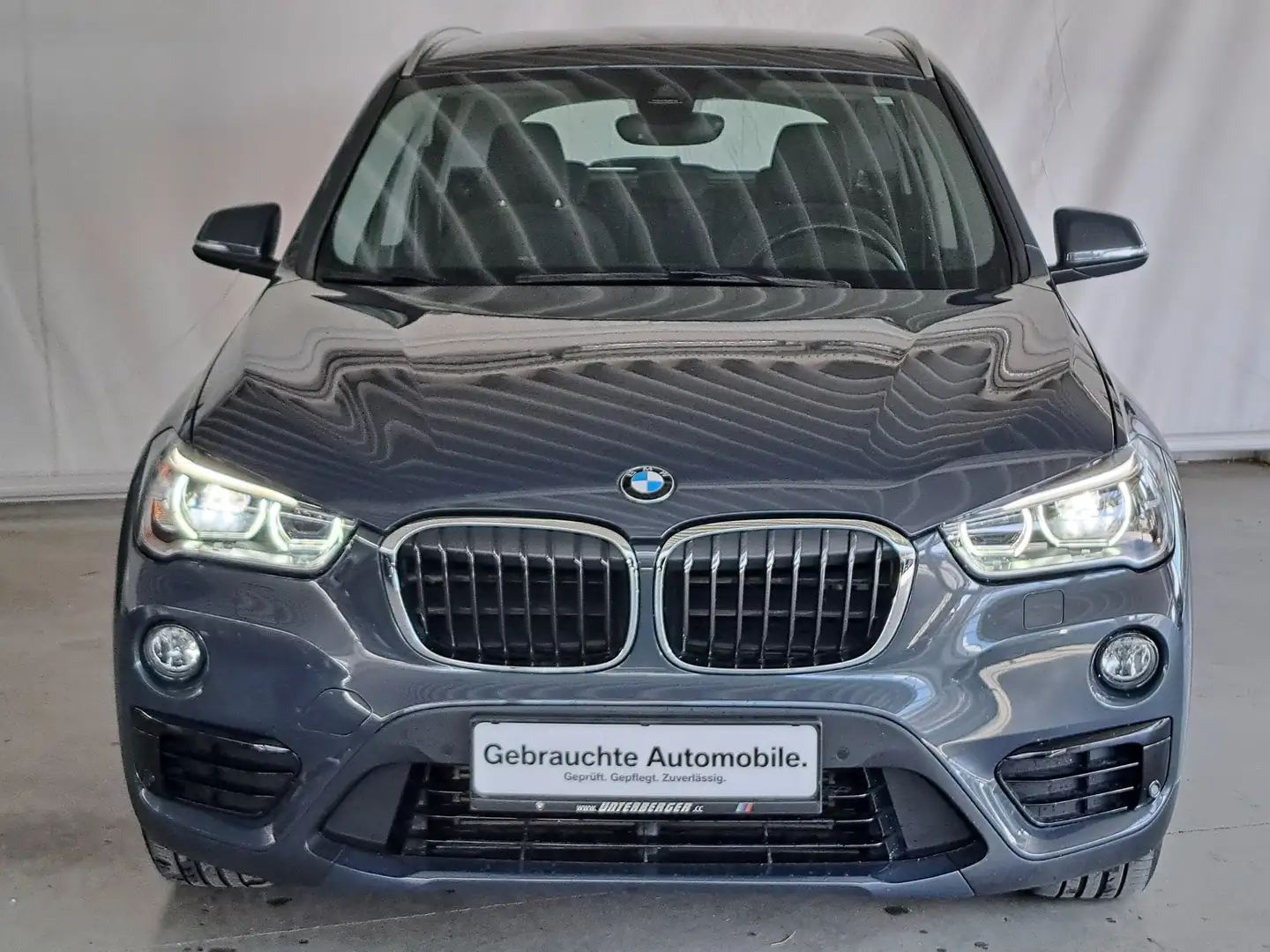 BMW X1 xDrive18d Sport Line Grijs - 2