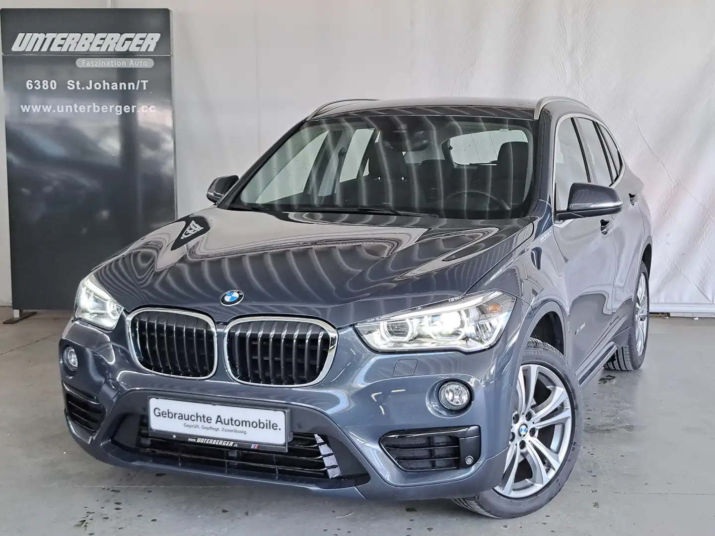 BMW X1 xDrive18d Sport Line Grijs - 1