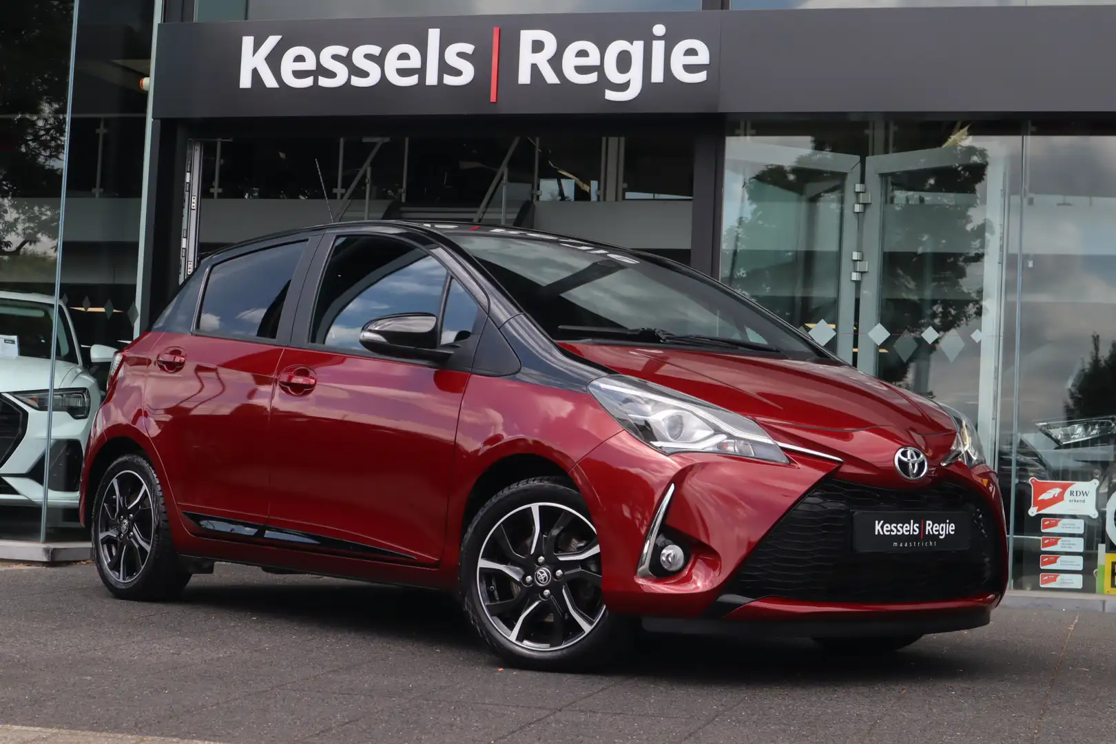 Toyota Yaris 1.5 VVT-i Bi-Tone Navi Camera BT Cruise control Rood - 1