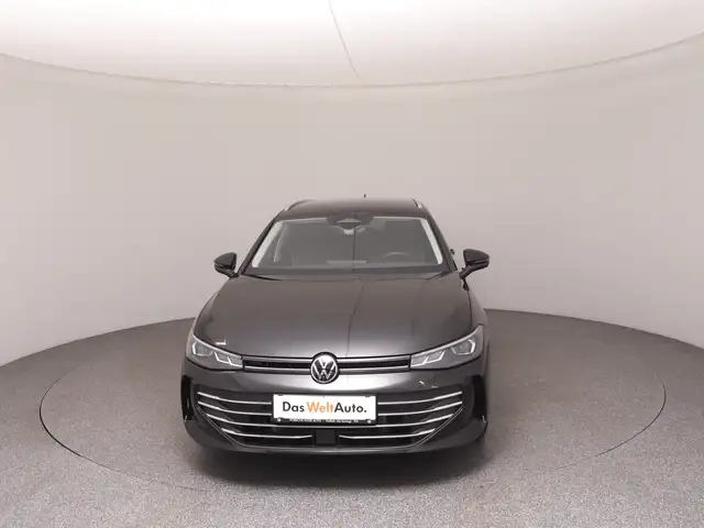 Volkswagen Passat view 3