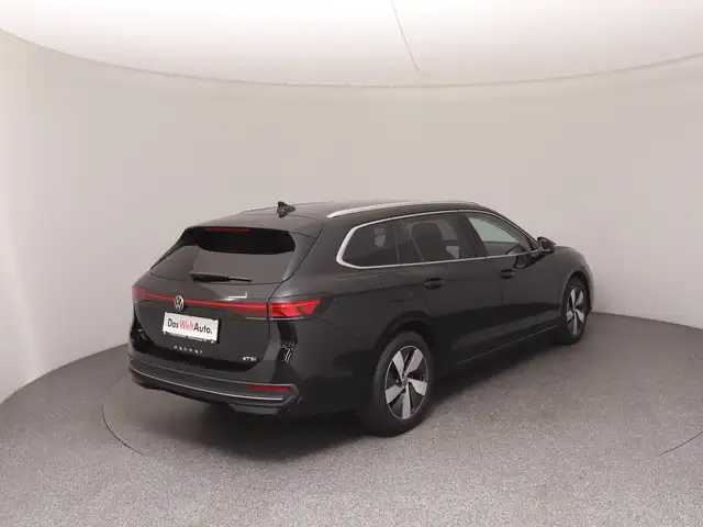 Volkswagen Passat view 4