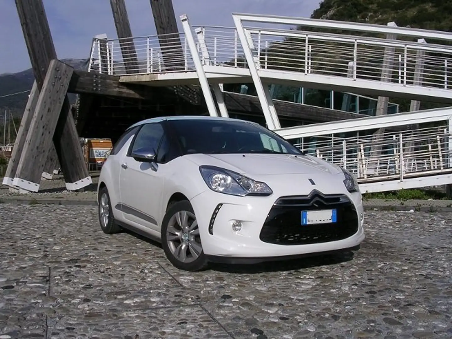 DS Automobiles DS 3 So Chic HDi 1.6 Blanc - 2