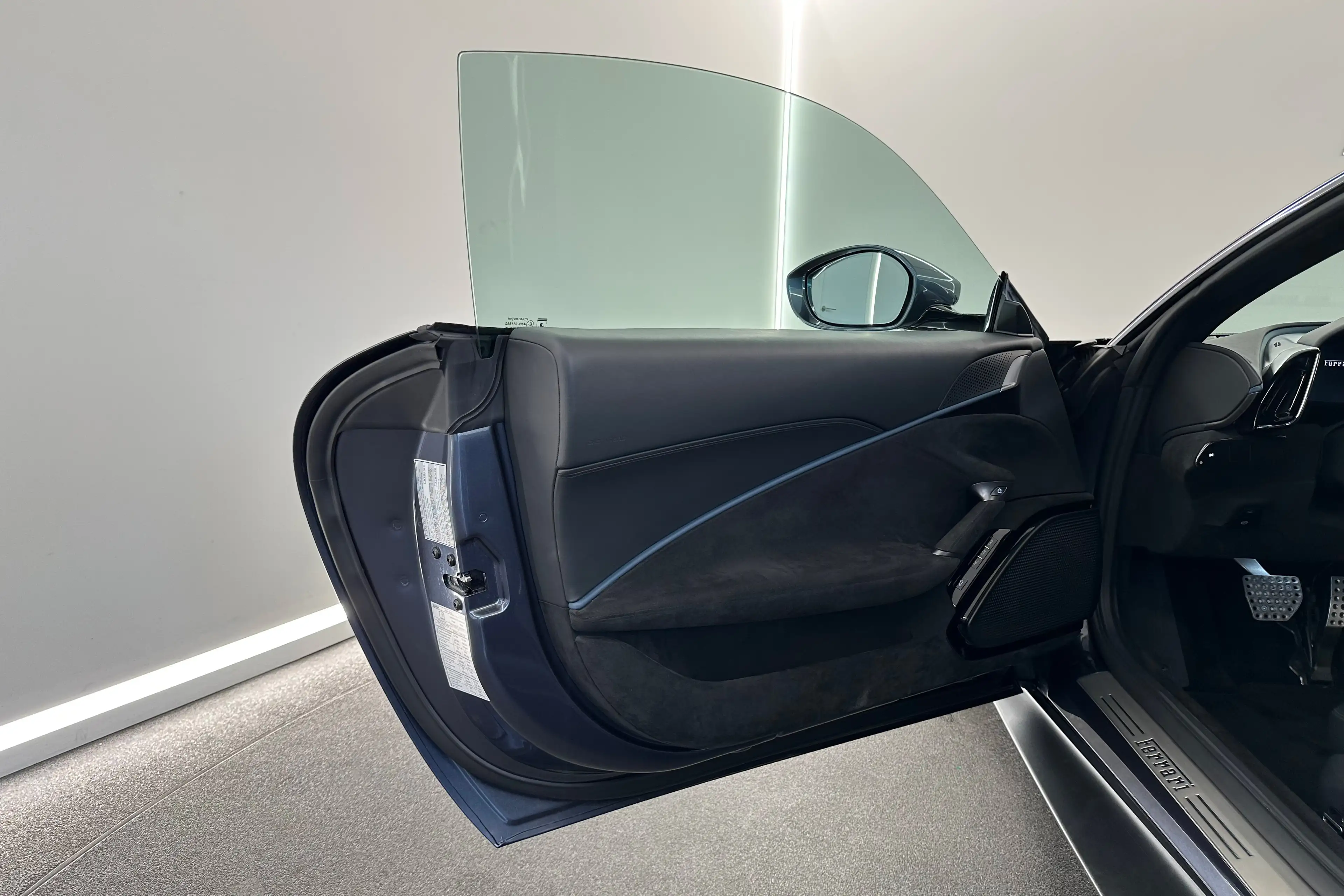 Ferrari Roma Blu Roma / Ferrari Approved — photo 10