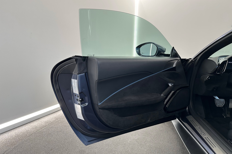 Ferrari Roma Blu Roma / Ferrari Approved — photo 10