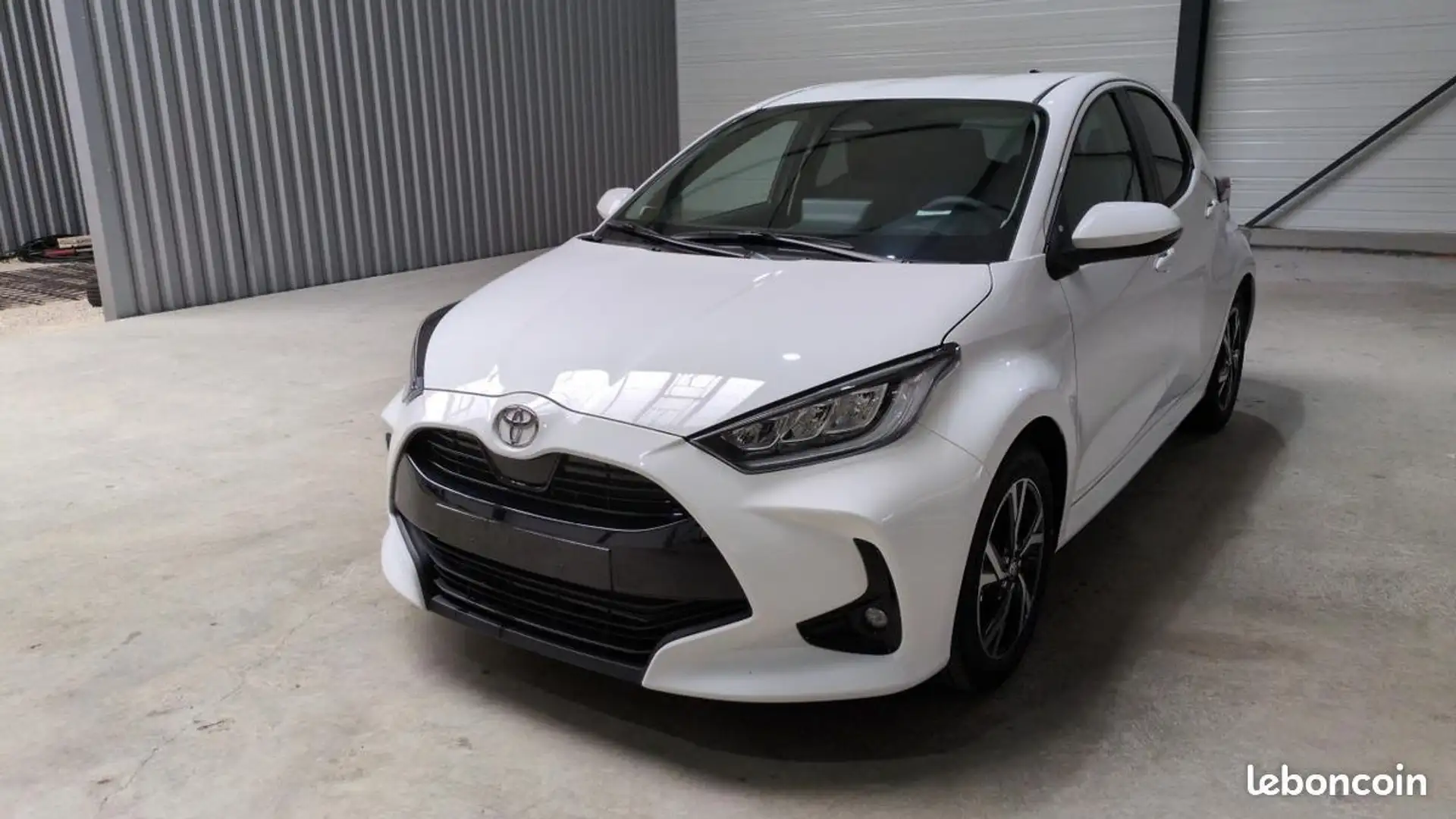 Toyota Yaris HYBRIDE 116H DESIGN %2B SIEGES CHAUFFANTS VOLANT CHAUFFANT Wit - 1