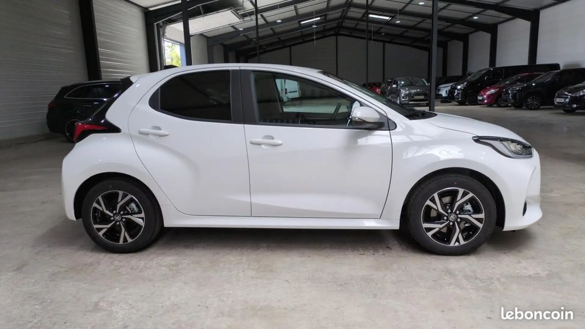 Toyota Yaris HYBRIDE 116H DESIGN %2B SIEGES CHAUFFANTS VOLANT CHAUFFANT Wit - 2