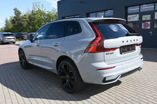 Volvo XC60 view 3