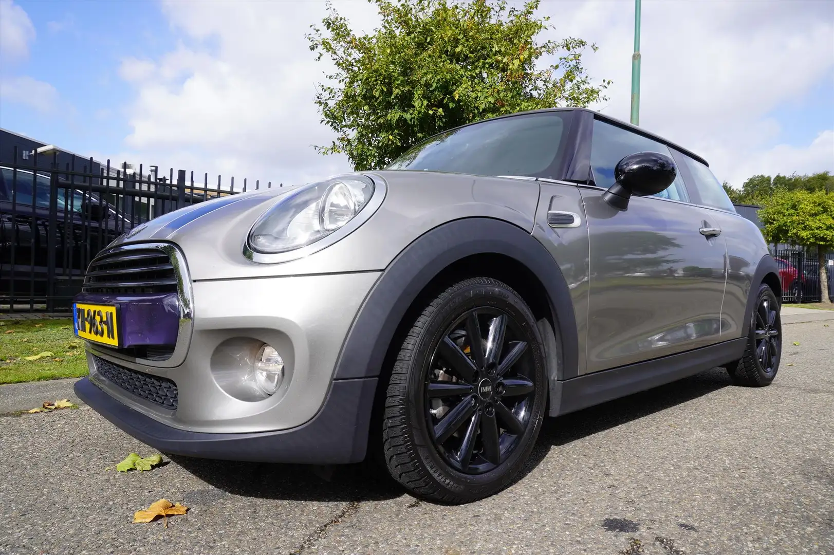 MINI Cooper Mini 1.5 136pk Navigatie AIRCO NL-Auto Gris - 1