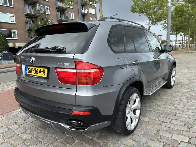 BMW X5 view 2