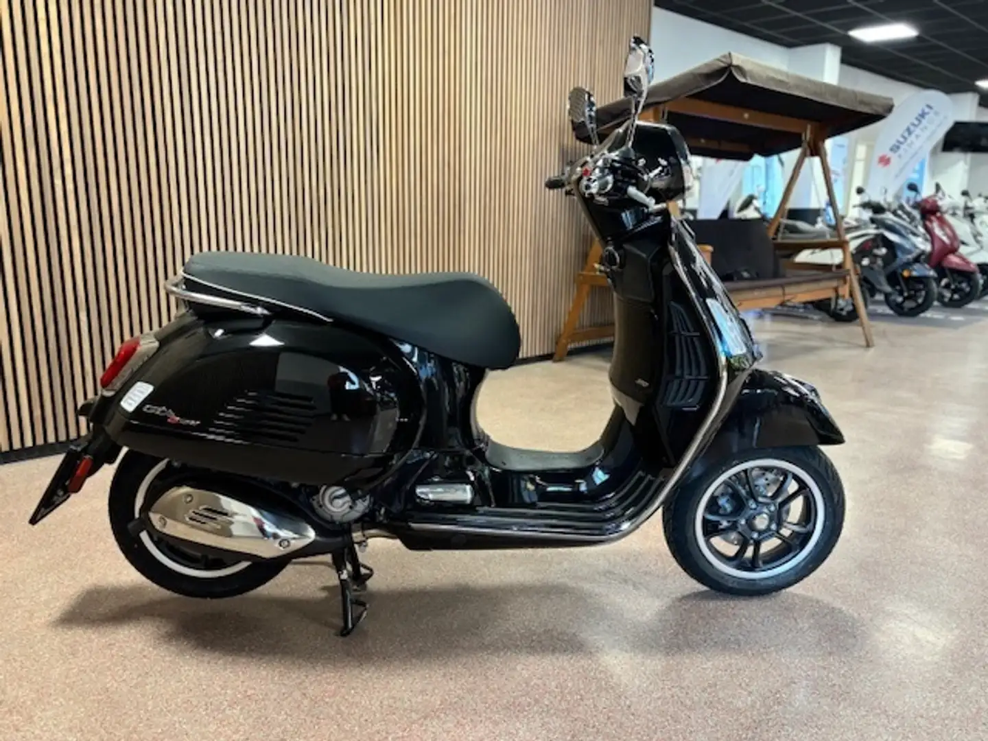 Vespa GTS 300 SUPER E5 NERO 90 Černá - 2