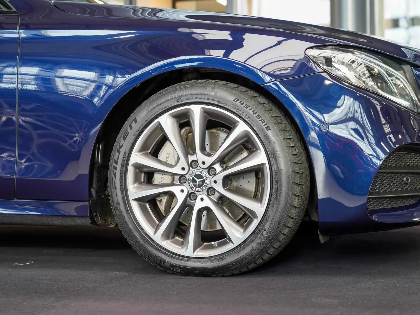 Mercedes-Benz E 220 E 220 d AMG Line Night Burmester Fahrassistenz Blau - 2