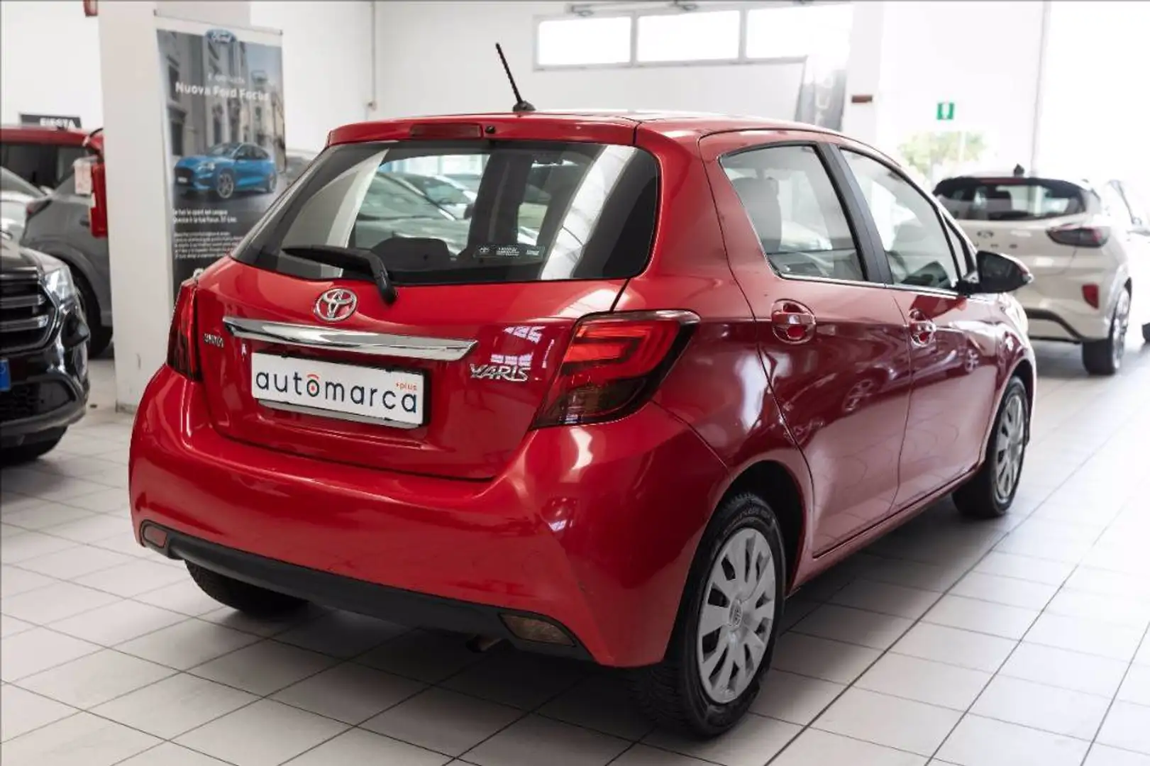 Toyota Yaris 5p 1.0 Rojo - 2