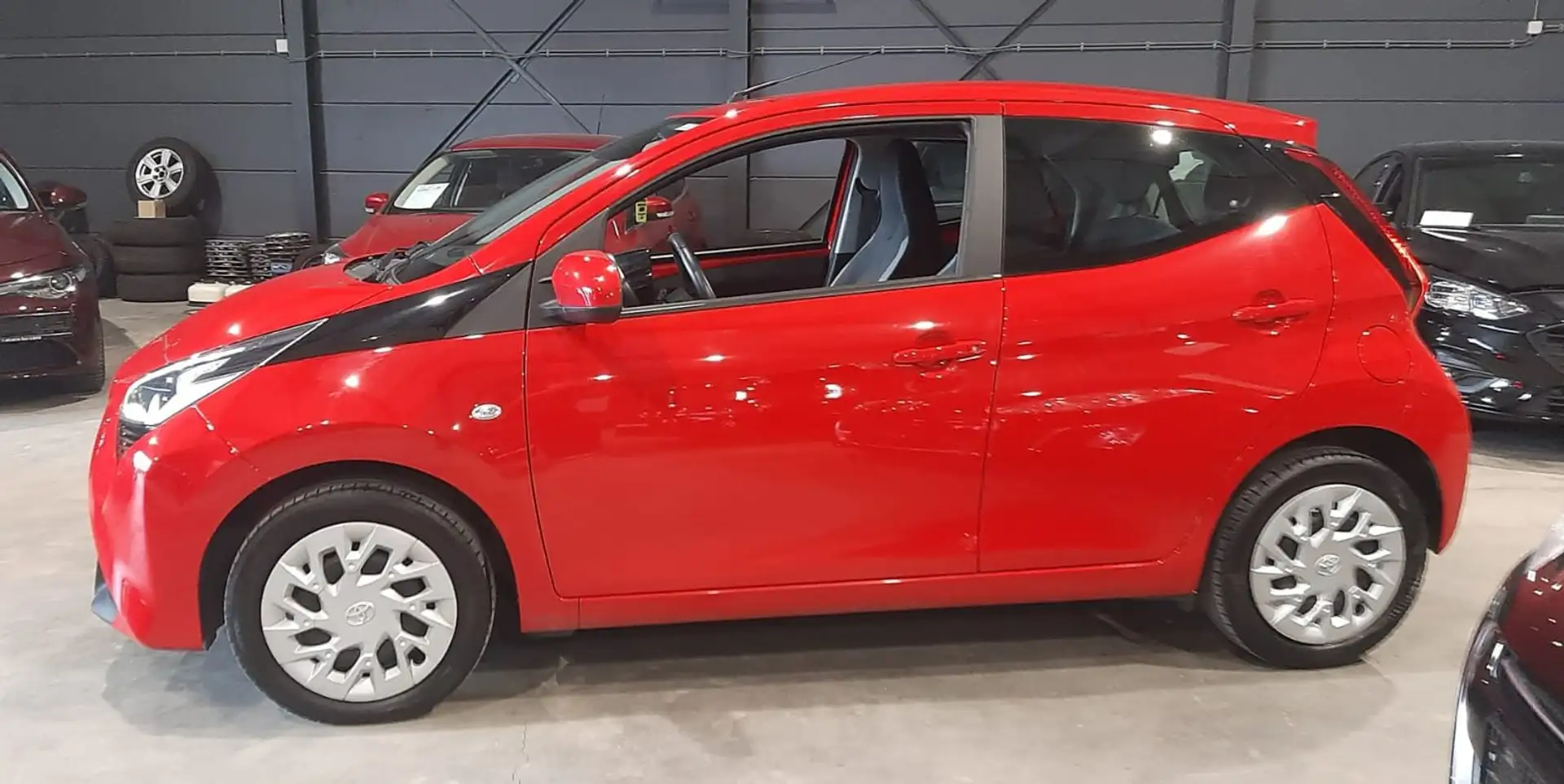 Toyota Aygo 1.0i VVT-i X-play II GPF Rood - 2