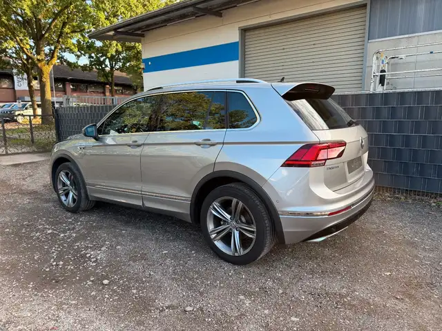 Volkswagen Tiguan view 3