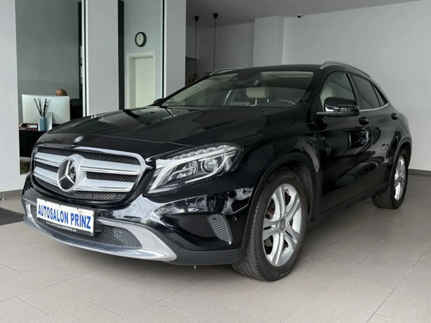 Mercedes-Benz GLA 200 AUTOM KLI LEDER Navi PANO LM PDC Schwarz - 1