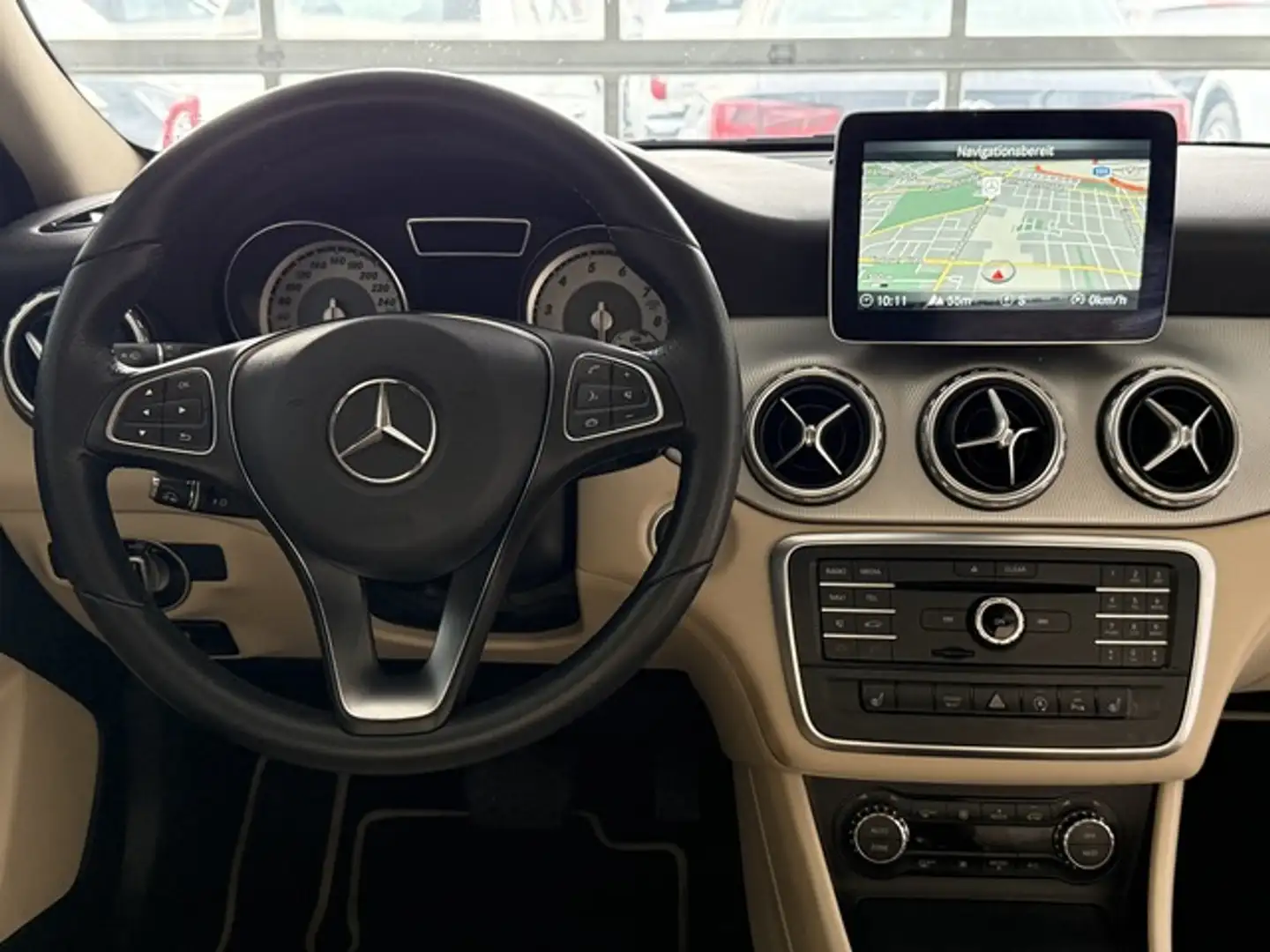 Mercedes-Benz GLA 200 AUTOM KLI LEDER Navi PANO LM PDC Schwarz - 2