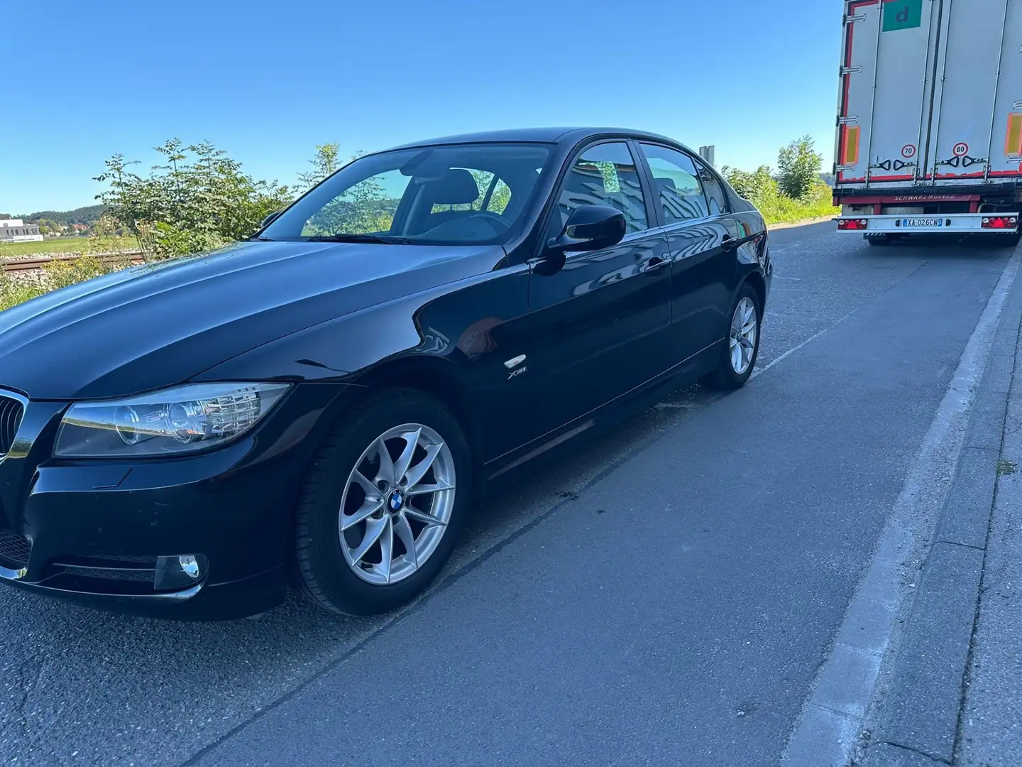 BMW 320 320d xDrive DPF Edition Lifestyle Schwarz - 2