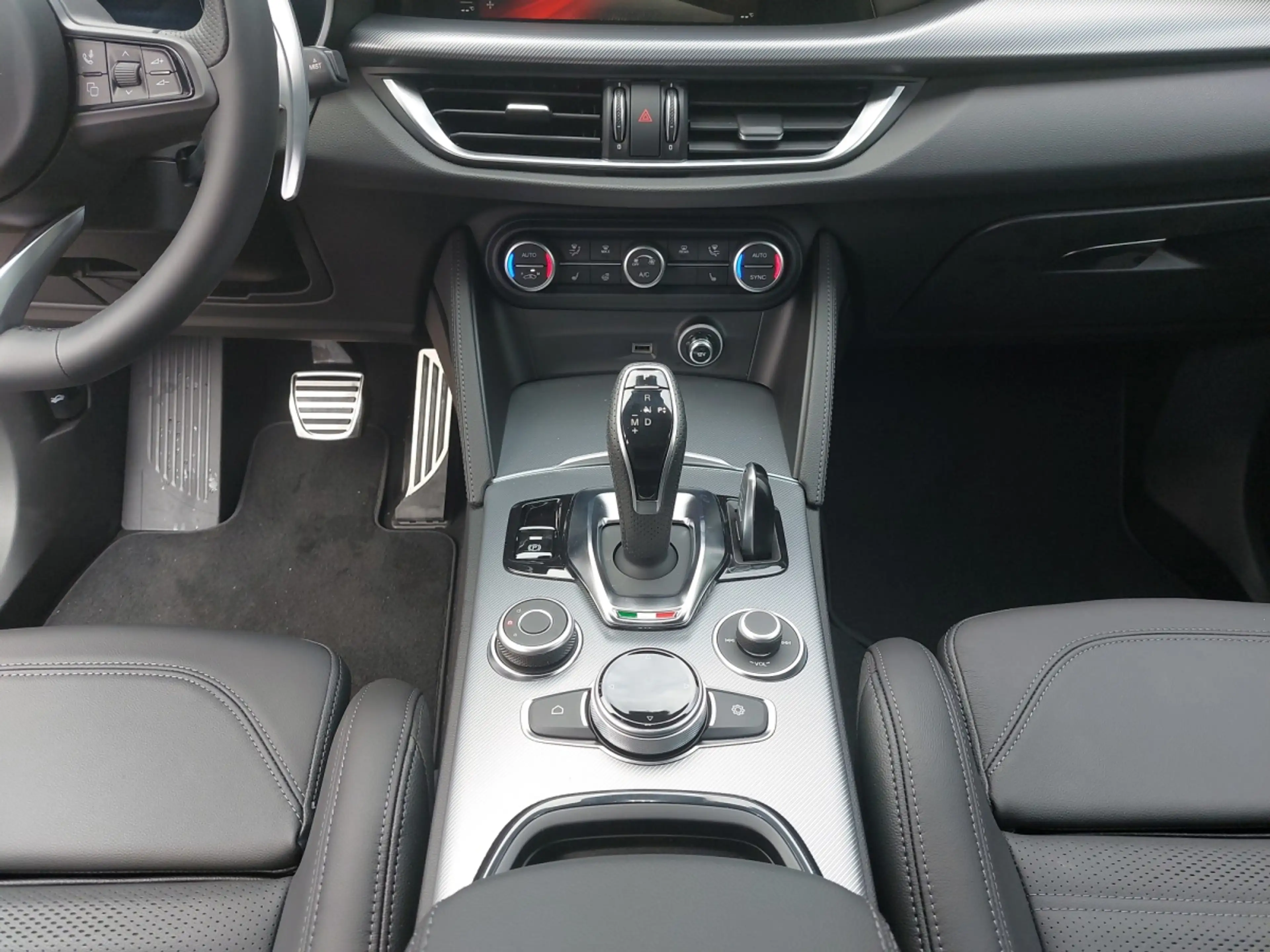 Alfa Romeo Stelvio Veloce Q4 210 PS — photo 9