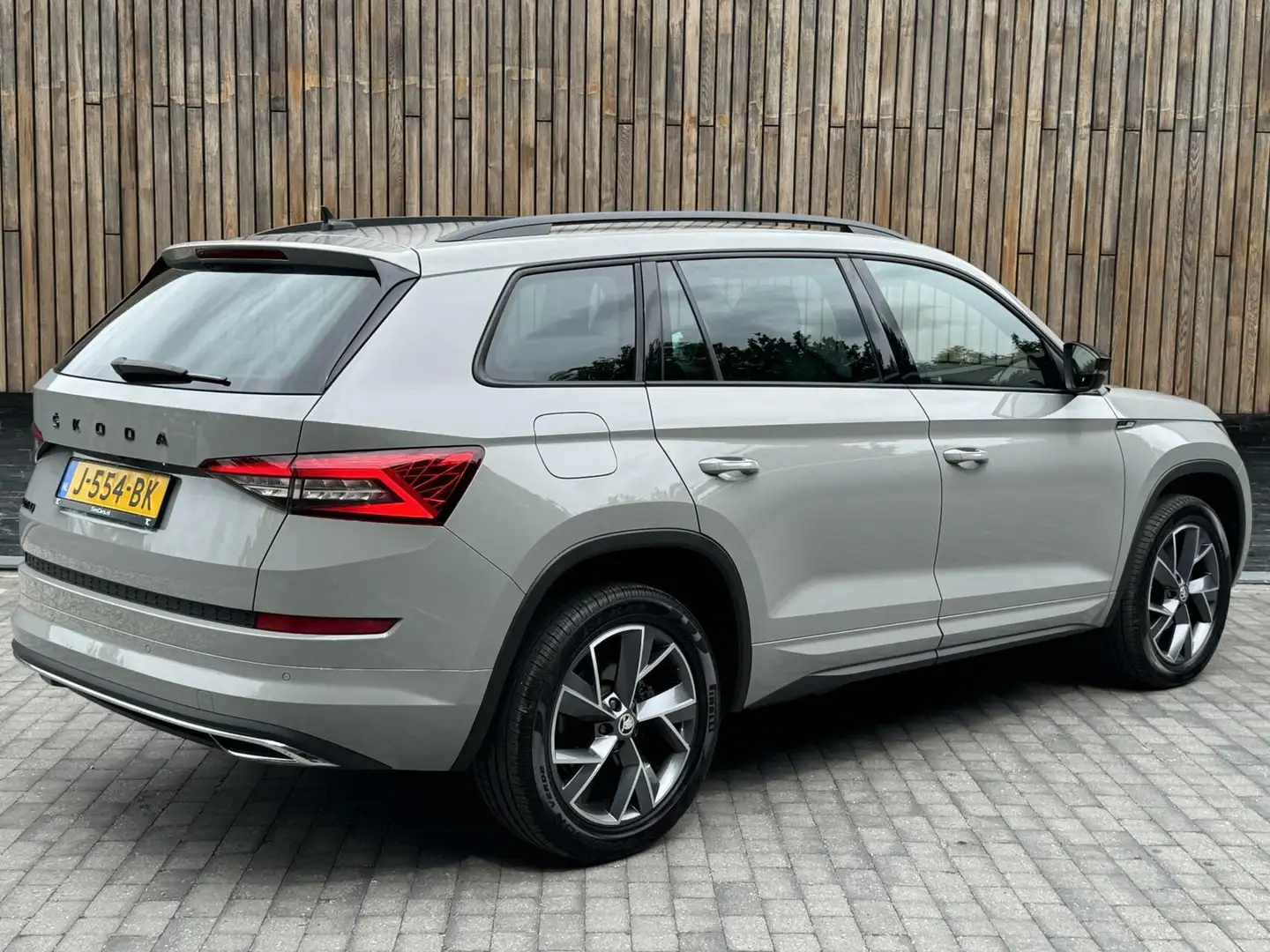 Skoda Kodiaq 1.5 TSI Sportline Automaat | Trekhaak uitklapbaar Gris - 2