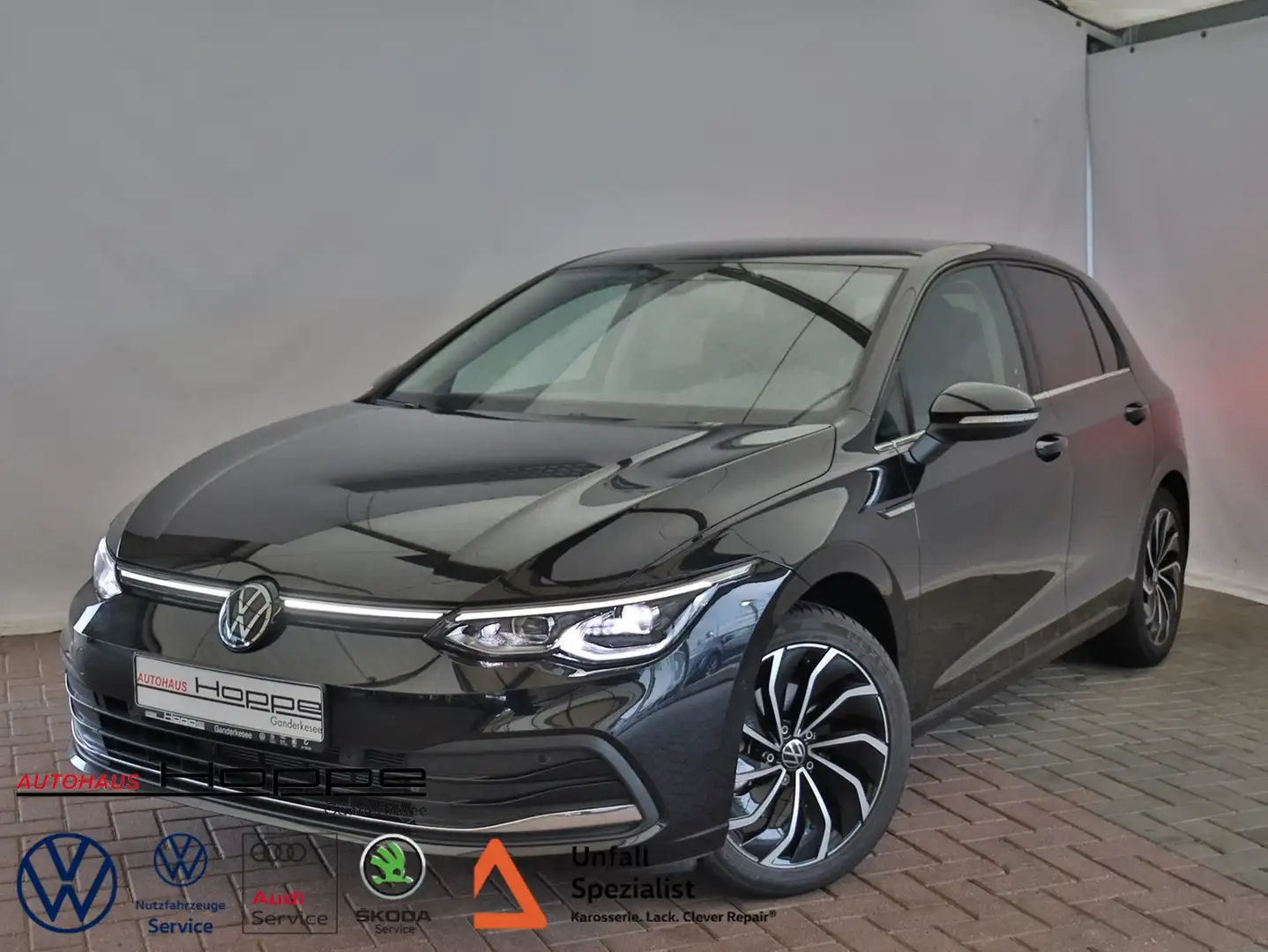 Volkswagen Golf VIII Style 1,5 l eTSI DSG+NAVI+RFK+ACC+LED Schwarz - 1