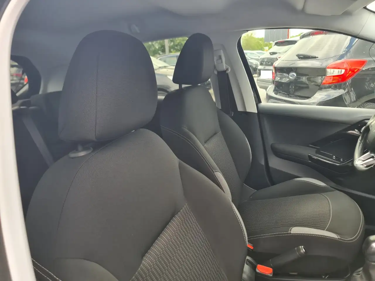 Peugeot 208 208 — photo 9