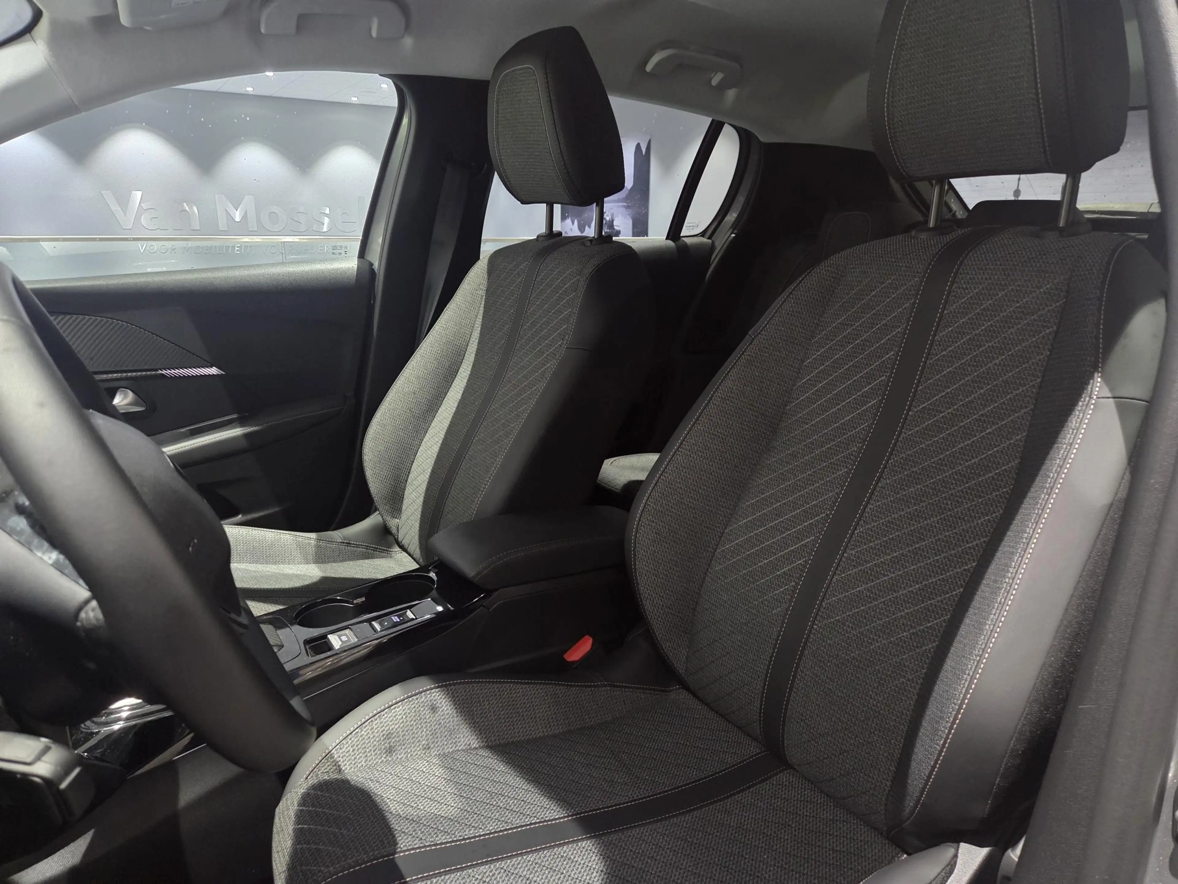 Peugeot 208 1.2 Hybrid 110 e-DCS6 Allure — photo 11