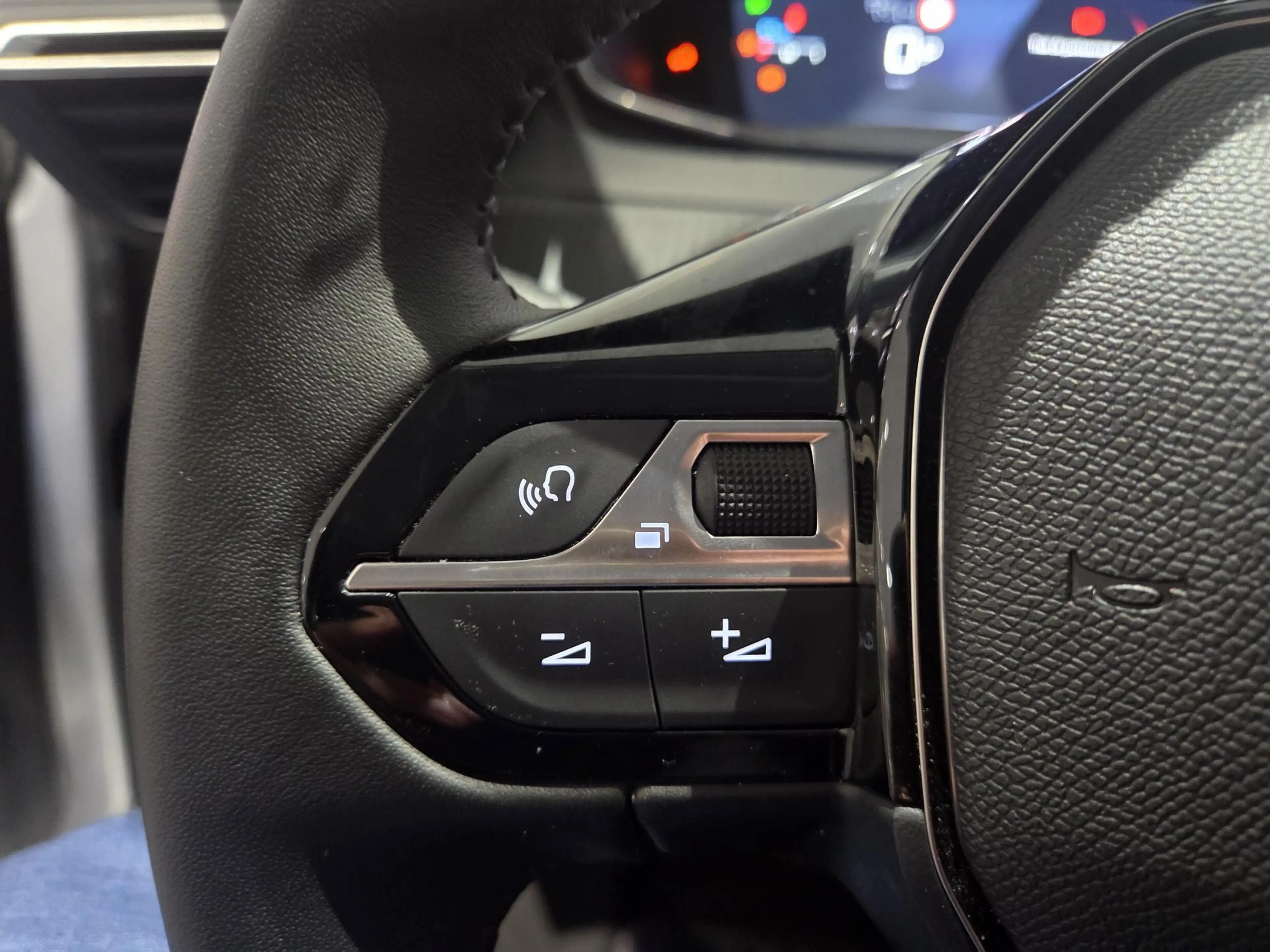 Peugeot 208 1.2 Hybrid 110 e-DCS6 Allure — photo 8