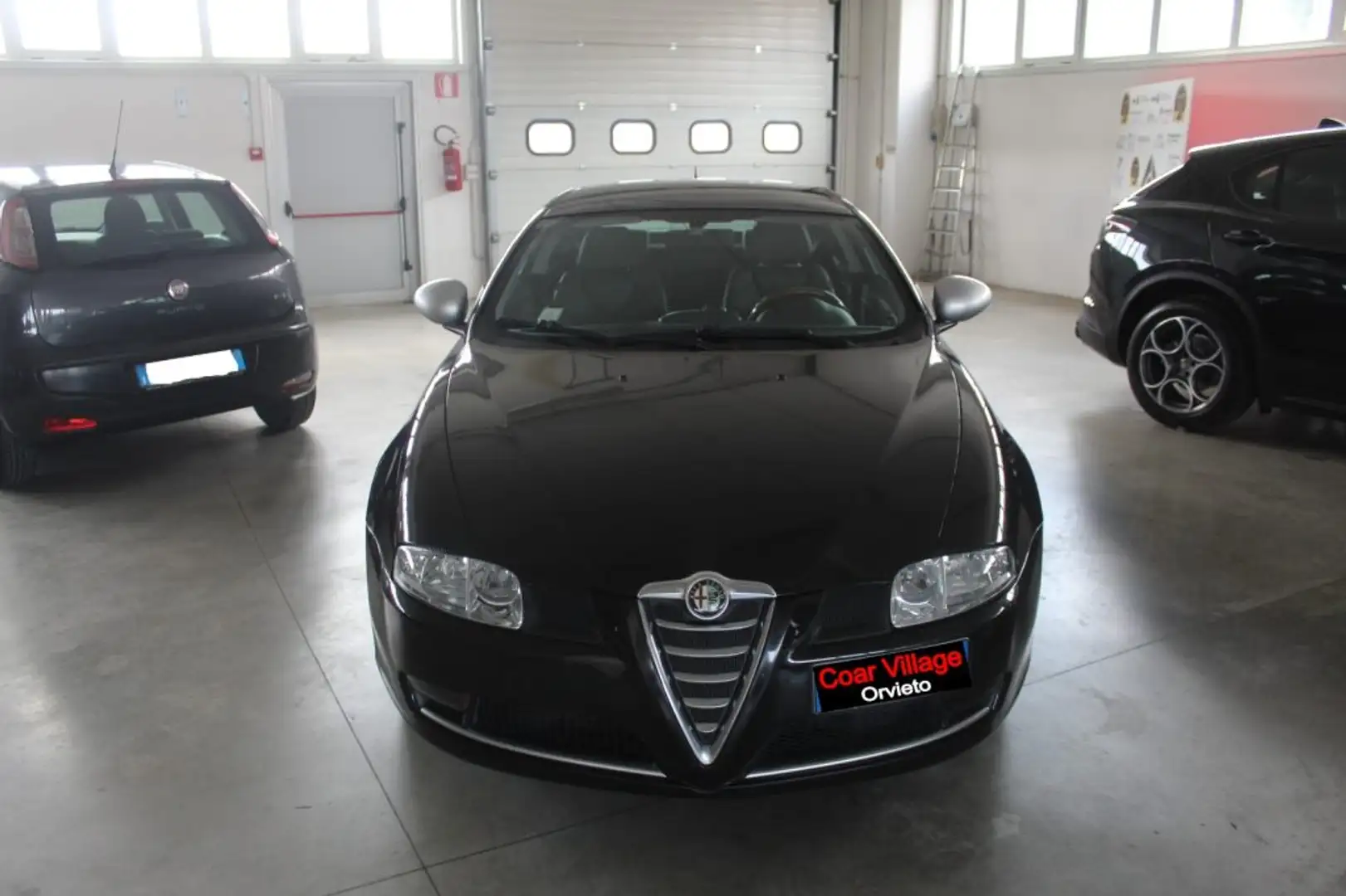 Alfa Romeo GT 1.9 JTDM 16V Distinctive Schwarz - 2