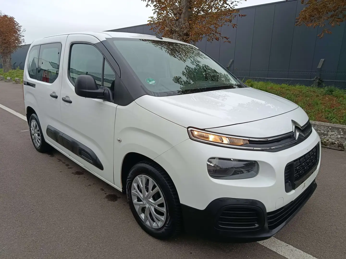Citroen Berlingo Berlingo 1.2 essence XL Live S Blanc - 2