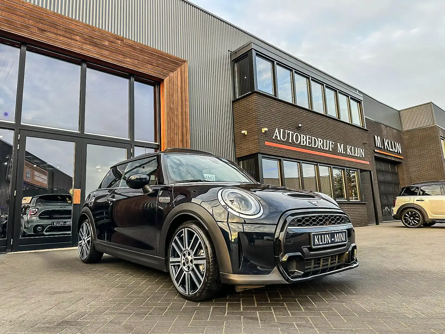 MINI Cooper S Mini 2.0 MINI Yours F1 aut 178pk/Leer/Pano/Head up Zwart - 1