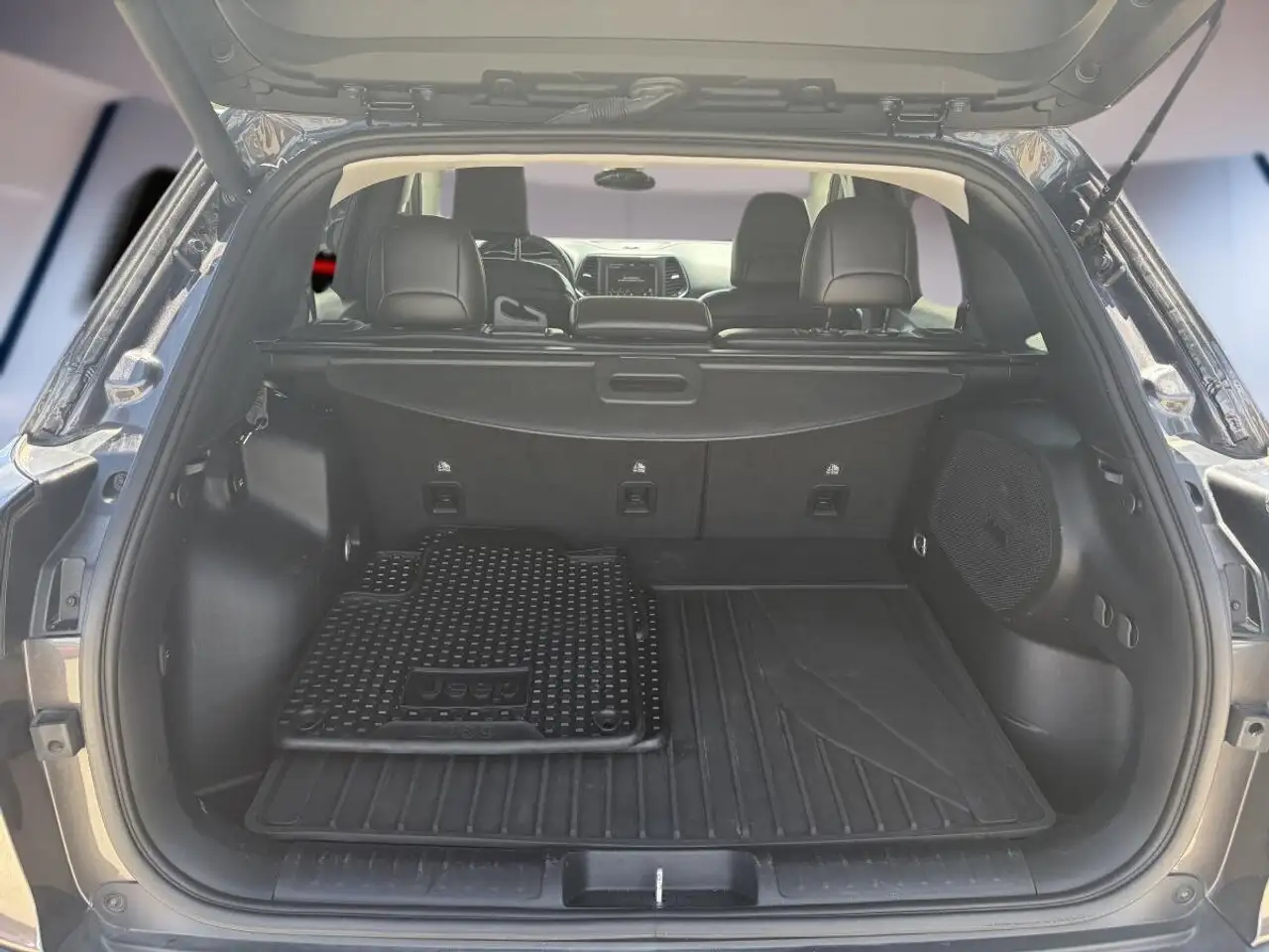 Jeep Cherokee снимка Jeep Cherokee