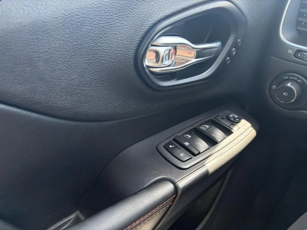 Jeep Cherokee снимка Jeep Cherokee