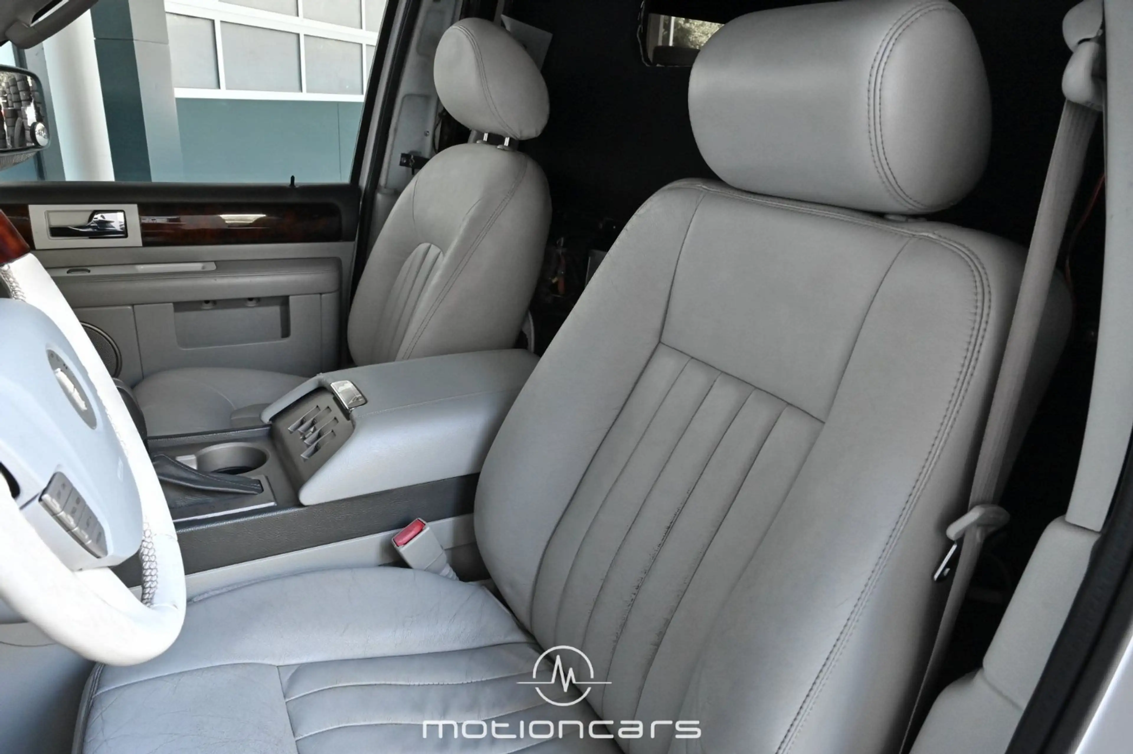 Lincoln Navigator Limousine — photo 8