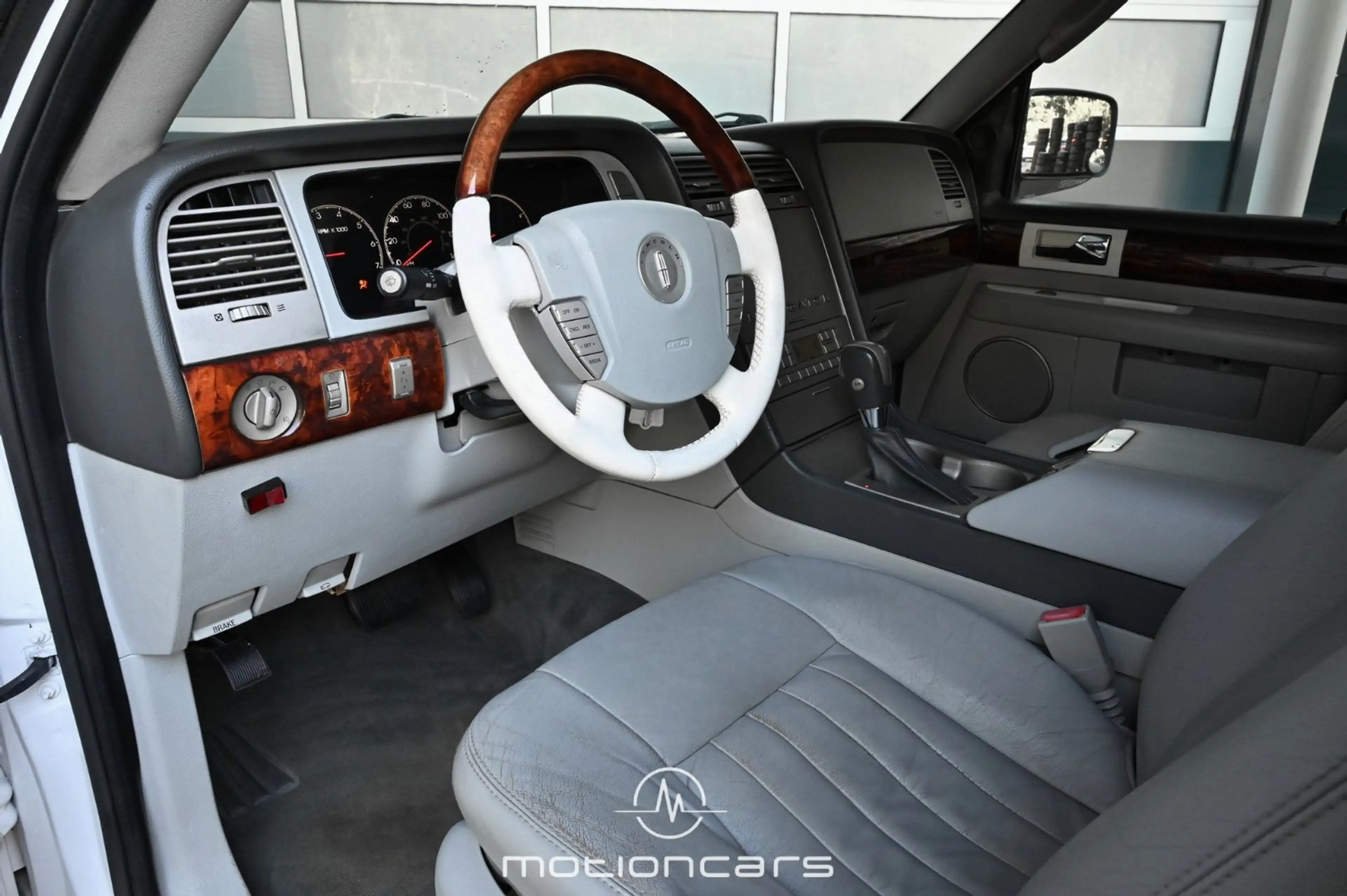 Lincoln Navigator Limousine — photo 7