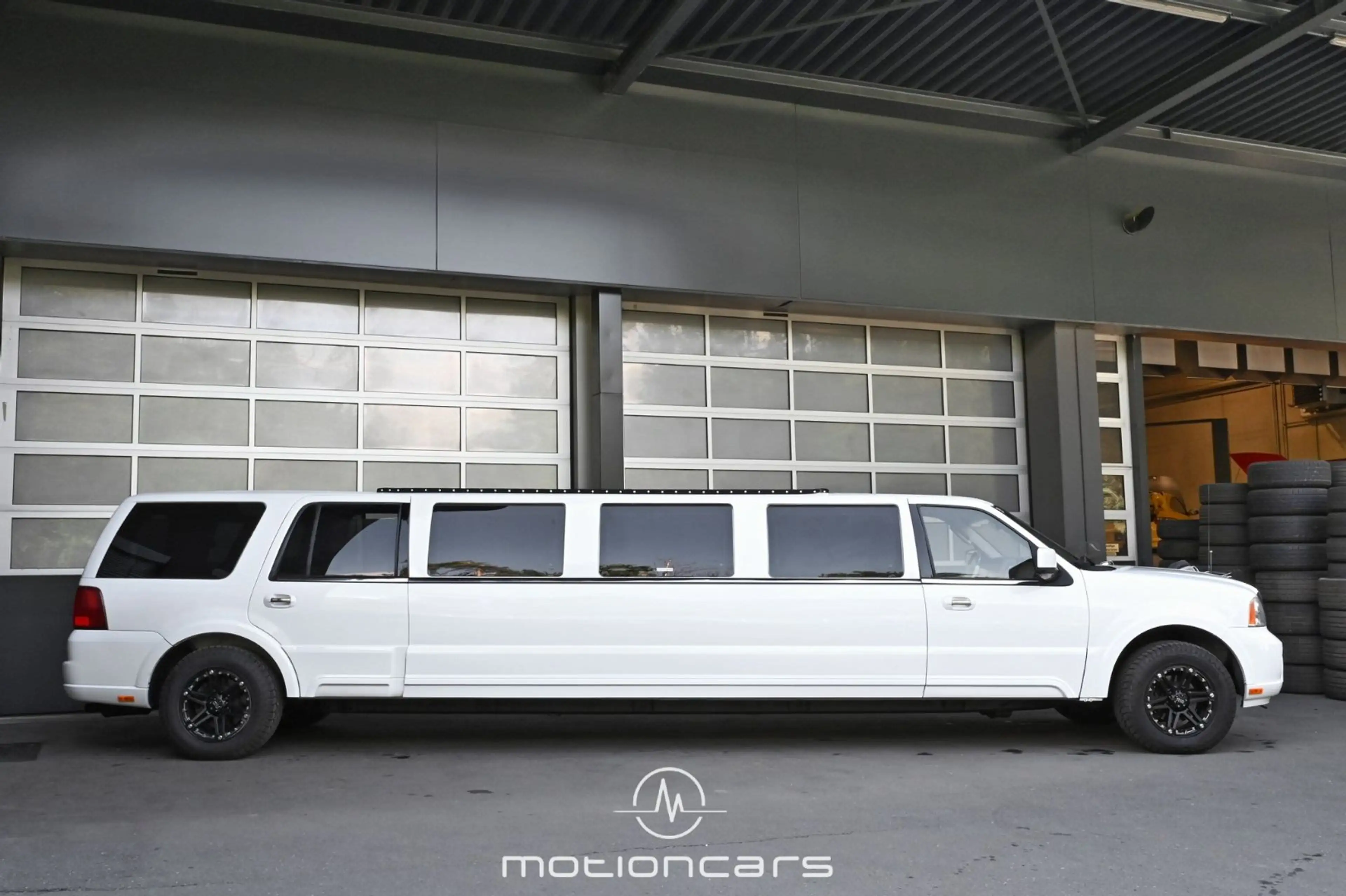 Lincoln Navigator Limousine — photo 4