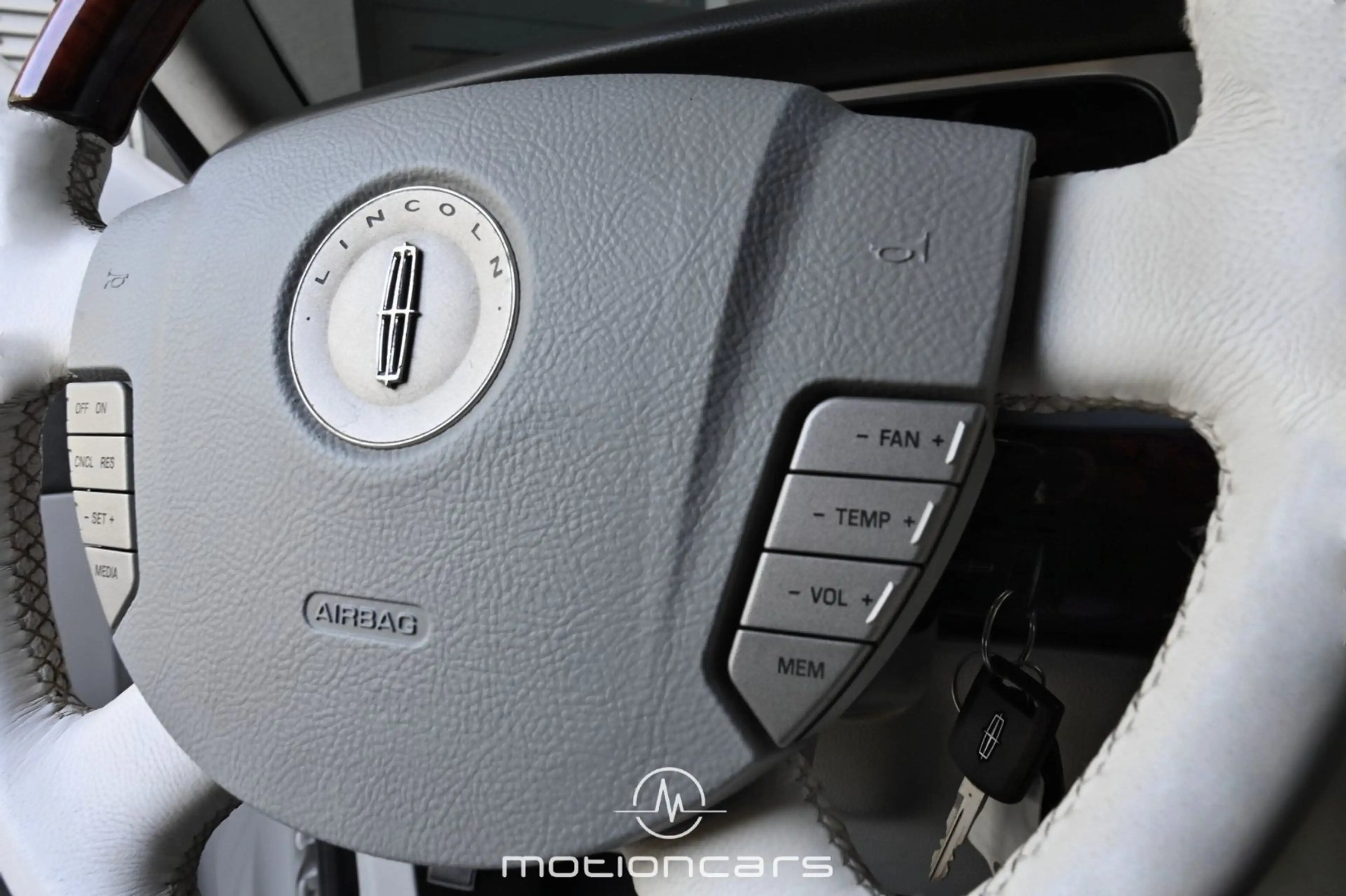 Lincoln Navigator Limousine — photo 11