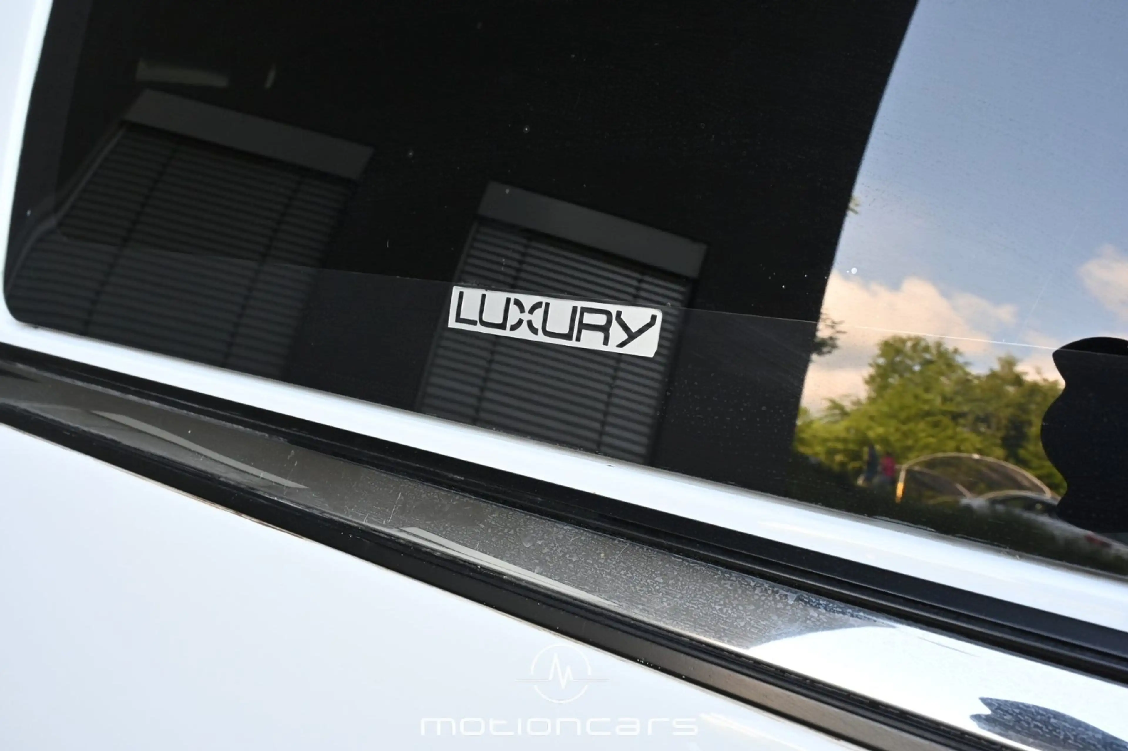 Lincoln Navigator Limousine — photo 6
