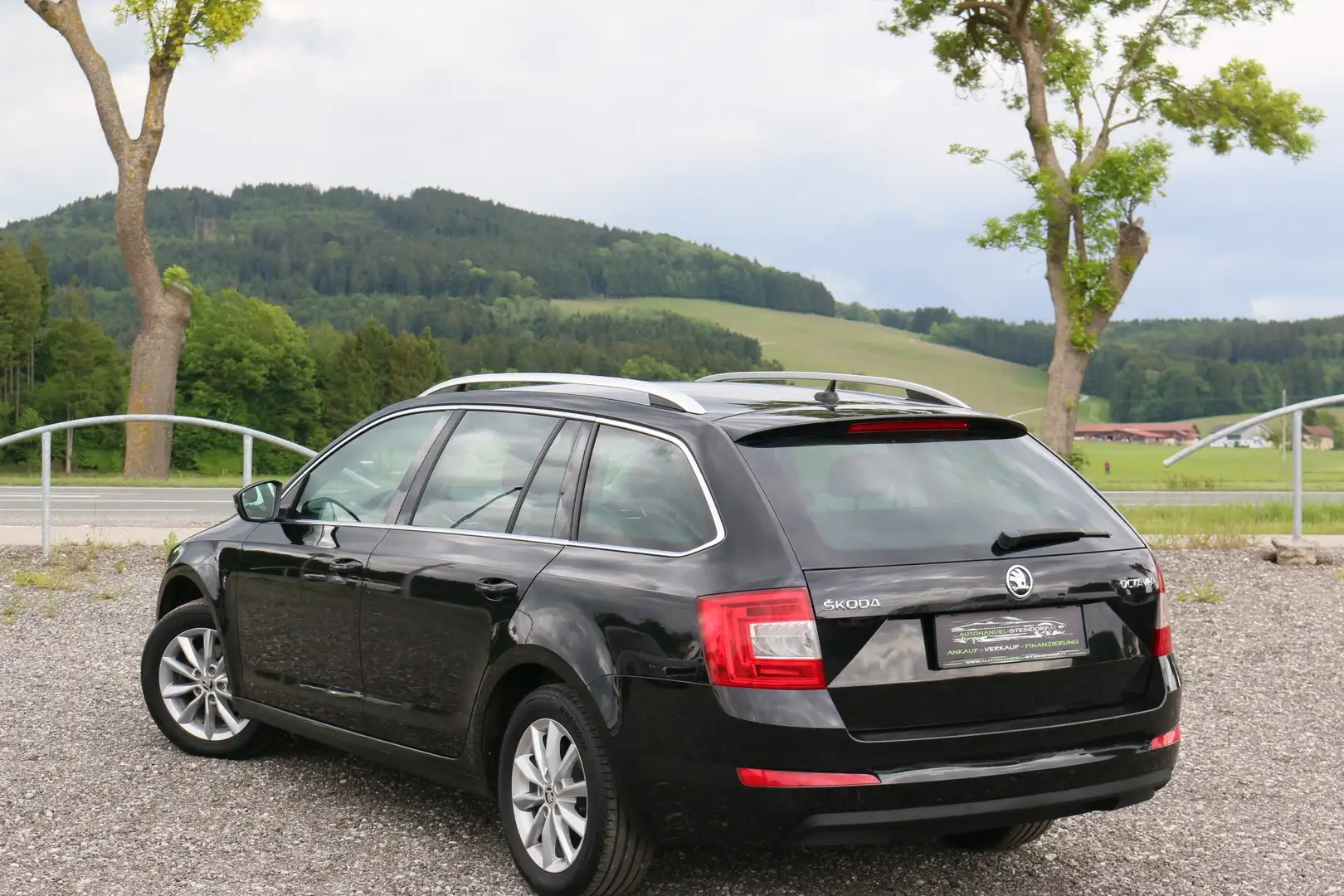Skoda Octavia TDI*Style*Navi*2XParkhilfe*elektr. Hecklappe Schwarz - 2