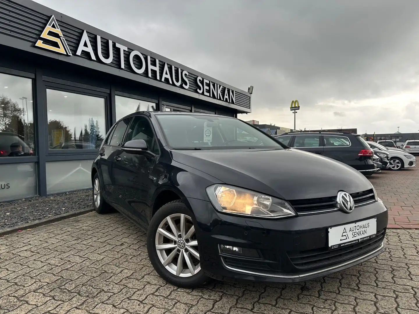 Volkswagen Golf VII 1.4 TSI BMT Lim. Lounge*NAVI*SHZ*MFL* Schwarz - 1