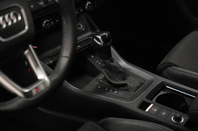 Audi Q3 view 11
